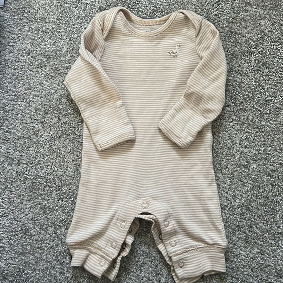 Newborn Baby Girl Carter’s Bundle of clothes - Picture 8 of 9